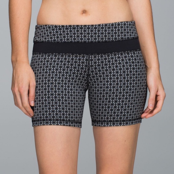 M3 - #58 Lululemon Black and White Geometric Design Groove Shorts, size 10 - Picture 1 of 5